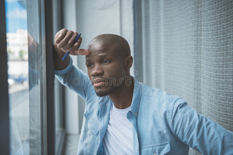 Retrato do homem afro-americano pensativo novo imagem de stock royalty free Retrato do homem afro-americano pensativo novo imagem de stock royalty free