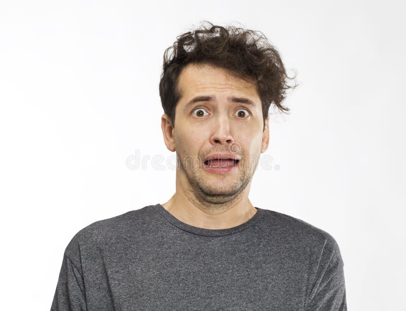 Retrato do homem amedrontado com cabelo encaracolado em um branco imagens de stock Retrato do homem amedrontado com cabelo encaracolado em um branco imagens de stock