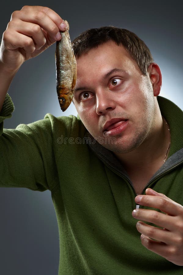 Retrato do homem com fome que olha fixamente em peixes imagens de stock royalty free Retrato do homem com fome que olha fixamente em peixes imagens de stock royalty free