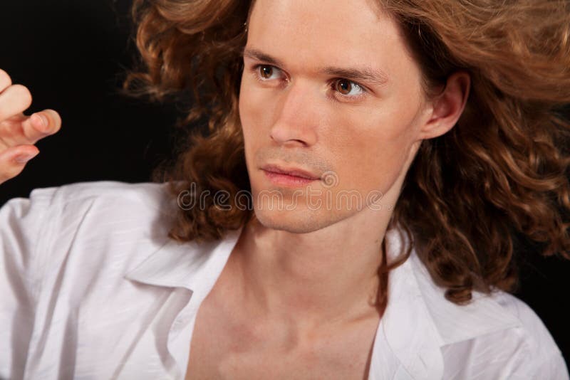 Retrato do homem considerável de cabelos compridos fotos de stock royalty free
