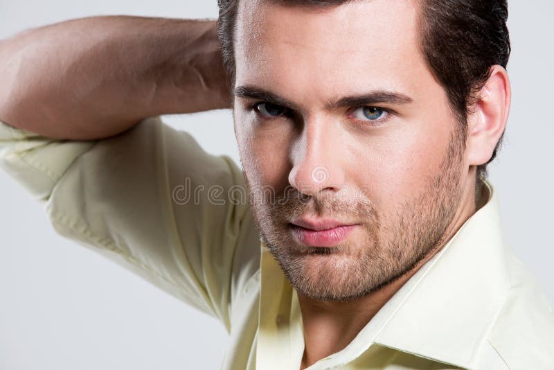 Retrato do homem considerável na camisa amarela. imagens de stock royalty free Retrato do homem considerável na camisa amarela. imagens de stock royalty free