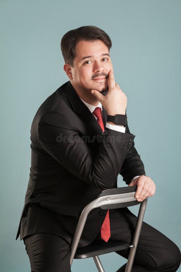 Retrato do homem de negócio, olhando a câmera e o pouco sorriso fotografia de stock Retrato do homem de negócio, olhando a câmera e o pouco sorriso fotografia de stock