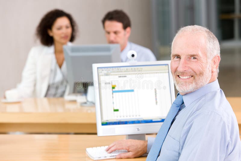 Retrato do homem de negócio sênior imagens de stock Retrato do homem de negócio sênior imagens de stock