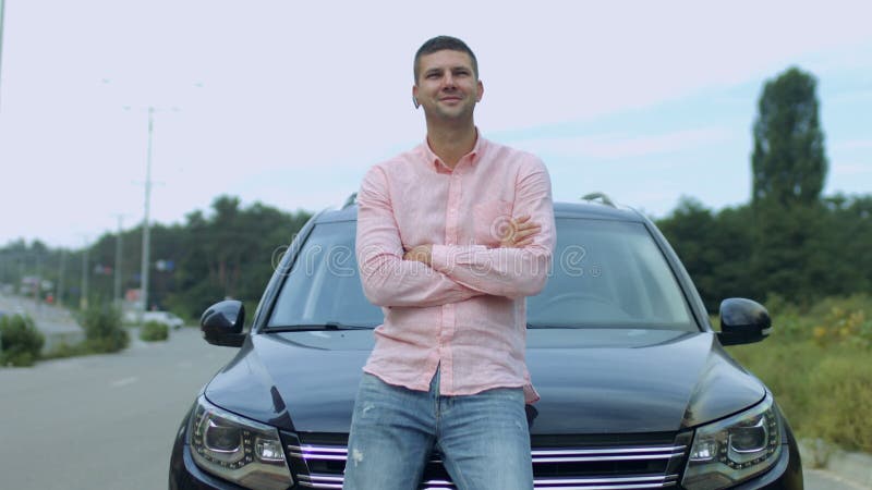 Retrato do homem de negócios bem sucedido perto do carro