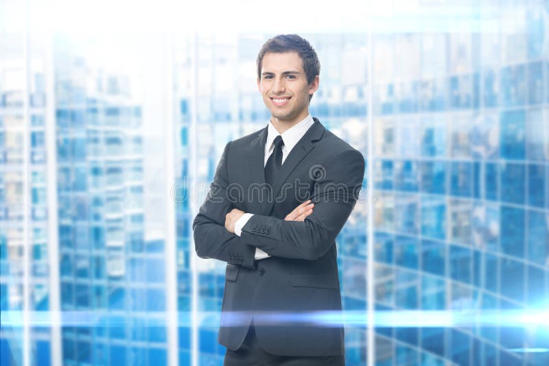 Retrato do homem de negócios com braços cruzados foto de stock Retrato do homem de negócios com braços cruzados foto de stock