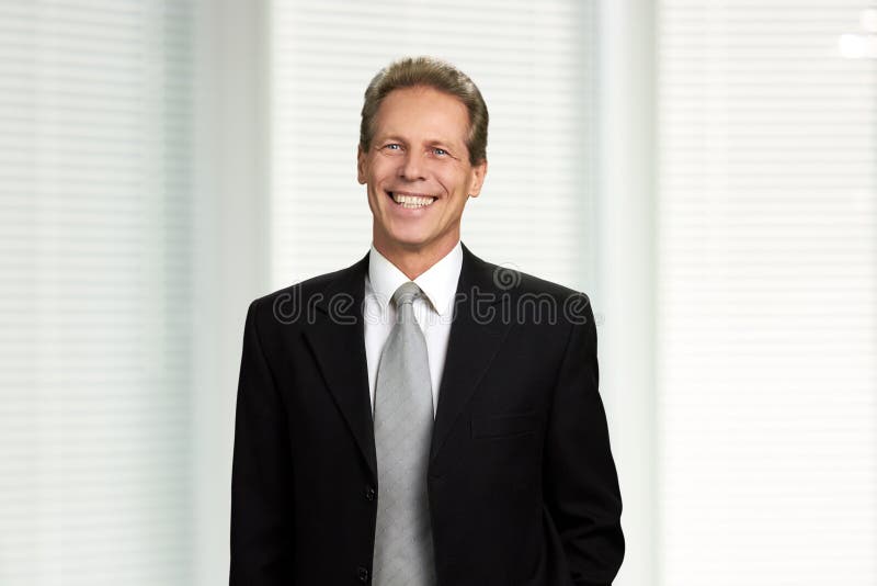 Retrato do homem de negócios maduro entusiasmado fotografia de stock royalty free Retrato do homem de negócios maduro entusiasmado fotografia de stock royalty free