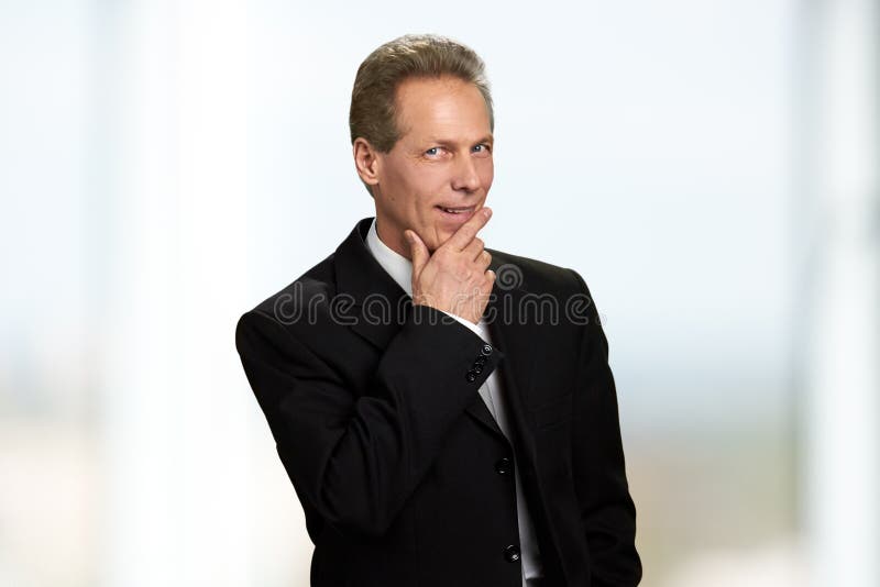 Retrato do homem de negócios de sorriso de pensamento imagem de stock royalty free Retrato do homem de negócios de sorriso de pensamento imagem de stock royalty free