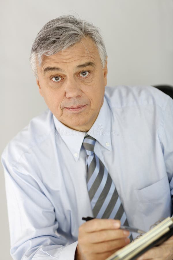Retrato do homem de negócios superior que escuta o cliente imagem de stock Retrato do homem de negócios superior que escuta o cliente imagem de stock