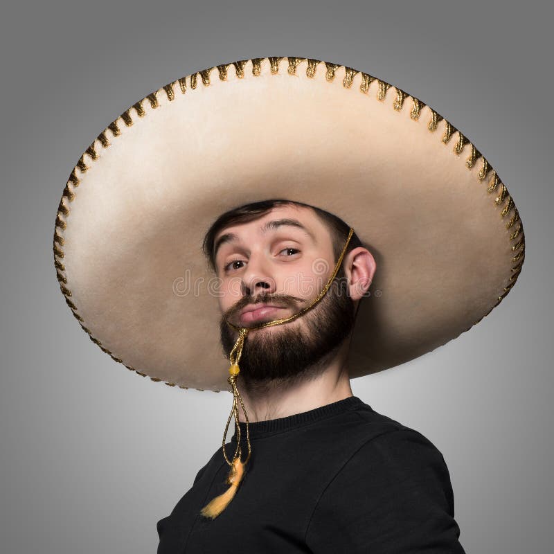 Retrato do homem engraçado no sombreiro mexicano fotografia de stock Retrato do homem engraçado no sombreiro mexicano fotografia de stock
