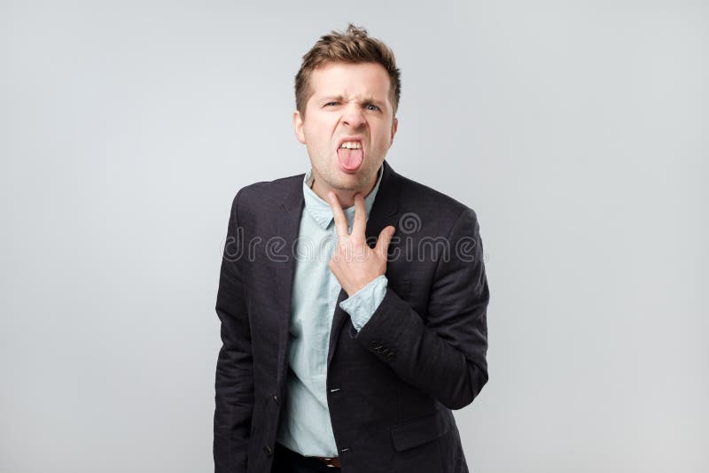 Retrato do homem europeu à moda com expressão acima alimentada furada, mostrando o sinal da matança, sendo cansado explicar o mat foto de stock royalty free Retrato do homem europeu à moda com expressão acima alimentada furada, mostrando o sinal da matança, sendo cansado explicar o mat foto de stock royalty free