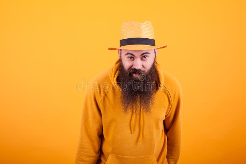 Ator em uma fantasia de pirata e um chapéu de capitão para o halloween.  homem barbudo bonito vestido como um pirata do caribe para o carnaval.