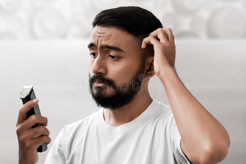 Retrato do homem farpado considerável que guarda a lâmina elétrica fotos de stock Retrato do homem farpado considerável que guarda a lâmina elétrica fotos de stock
