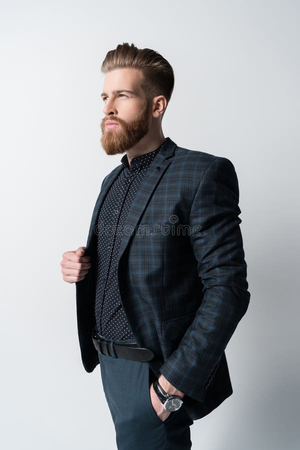Retrato do homem farpado elegante pensativo no terno fotografia de stock Retrato do homem farpado elegante pensativo no terno fotografia de stock