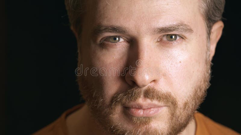 Retrato do homem farpado novo, close-up fotografia de stock Retrato do homem farpado novo, close-up fotografia de stock