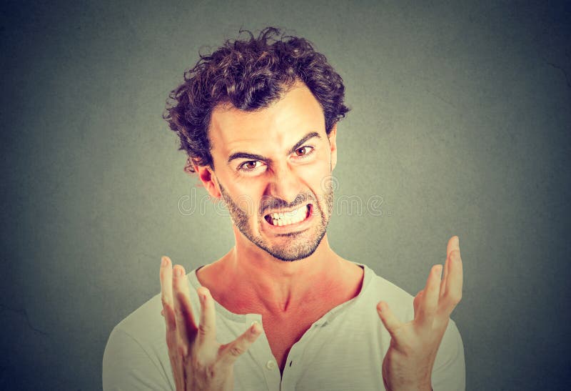 Retrato do homem irritado novo imagem de stock Retrato do homem irritado novo imagem de stock