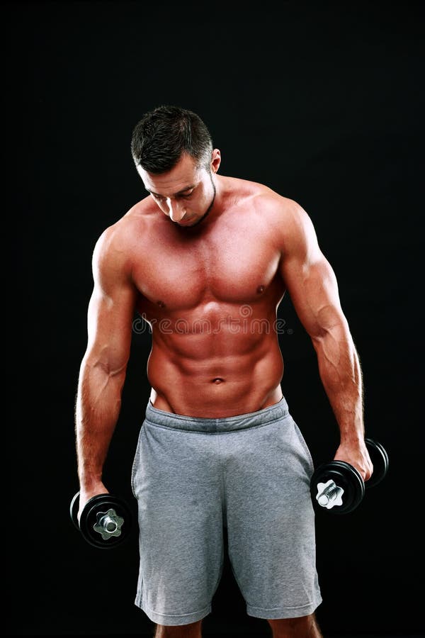 Retrato do homem muscular que guarda pesos imagens de stock Retrato do homem muscular que guarda pesos imagens de stock