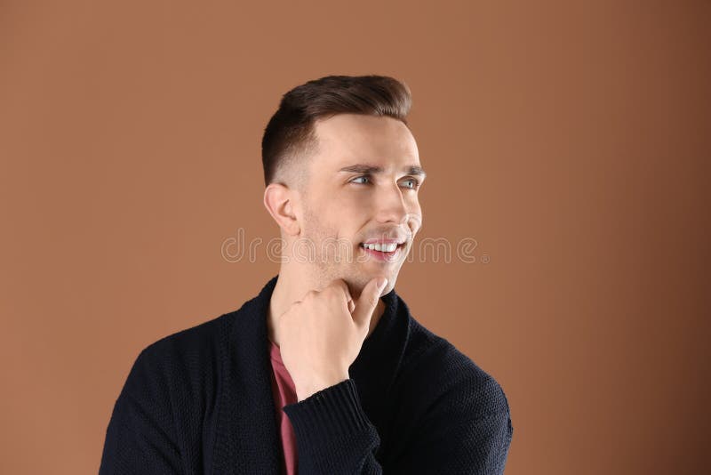 Retrato Do Homem Novo Com Cabelo Bonito Foto de Stock - Imagem de homem, cabelo: 113227098