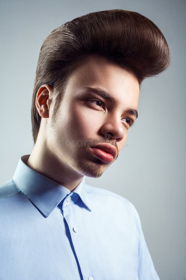 Retrato Do Homem Novo Com Penteado Clássico Retro Do Pompadour Imagem de  Stock - Imagem de lado, cuidado: 92125821