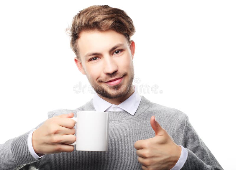 Retrato do homem novo considerável com copo, isolado no branco imagem de stock royalty free Retrato do homem novo considerável com copo, isolado no branco imagem de stock royalty free