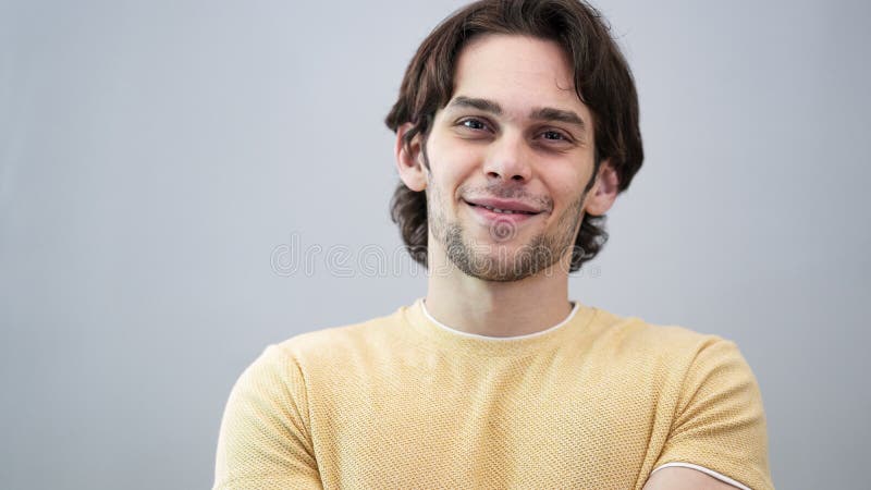 Retrato do homem novo de sorriso consider?vel foto de stock royalty free Retrato do homem novo de sorriso consider?vel foto de stock royalty free