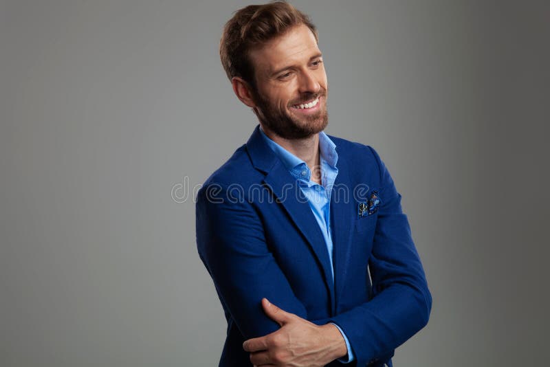 Retrato do homem ocasional esperto seguro que olha para baixo para tomar partido imagens de stock Retrato do homem ocasional esperto seguro que olha para baixo para tomar partido imagens de stock