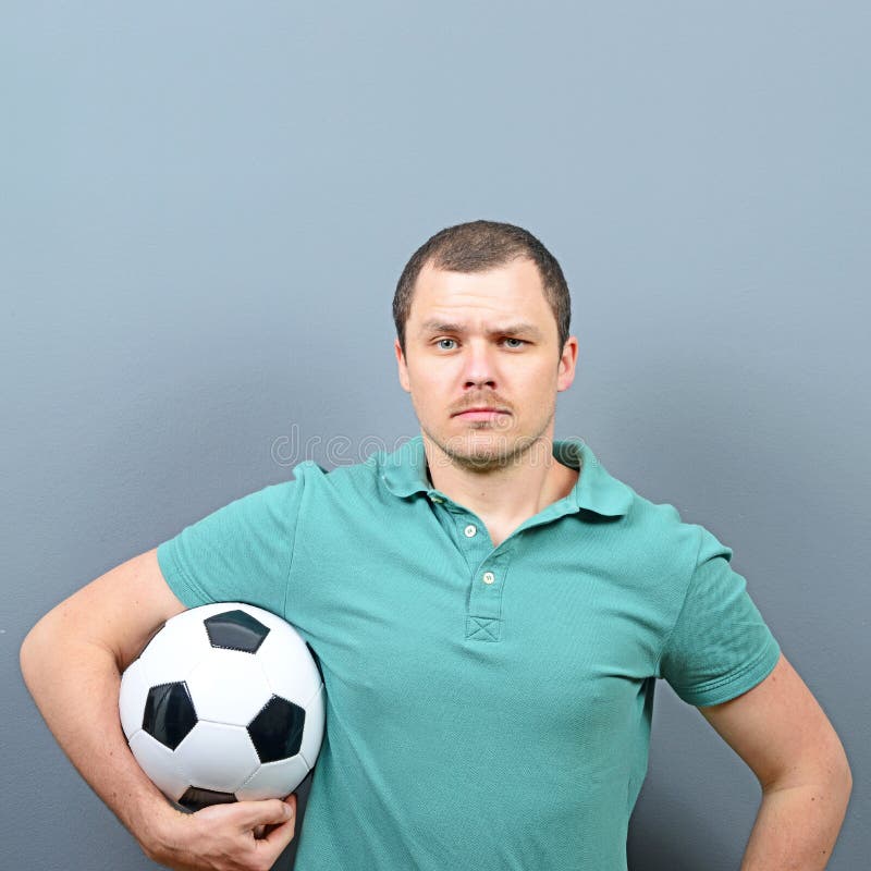 Retrato do homem que guarda o futebol - conceito do suporte ou do jogador do fan de futebol fotos de stock royalty free Retrato do homem que guarda o futebol - conceito do suporte ou do jogador do fan de futebol fotos de stock royalty free