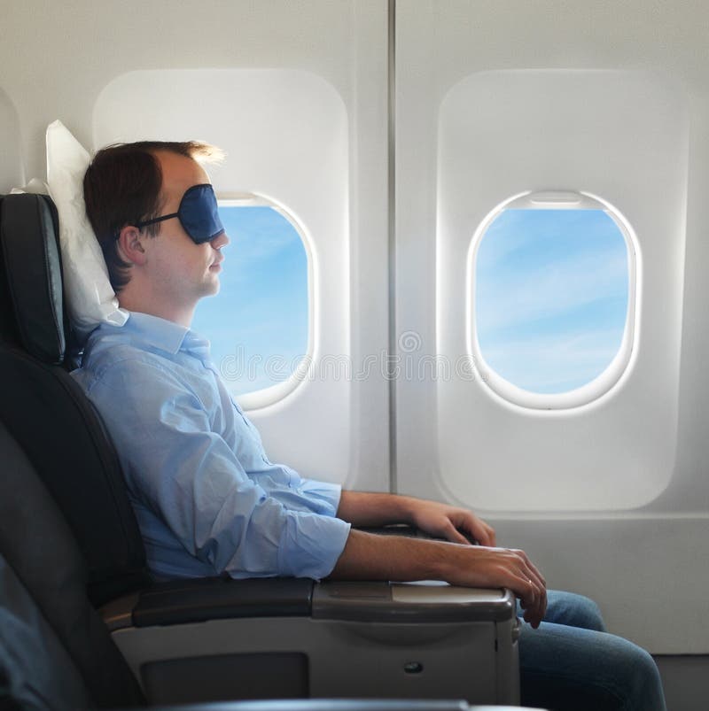 Retrato do homem que relaxa no avião foto de stock Retrato do homem que relaxa no avião foto de stock