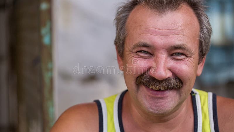 Retrato do homem rural alegre video estoque