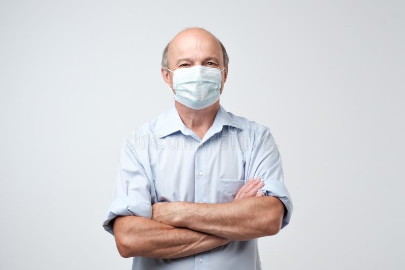 Retrato do homem sério na máscara especial do médico Está olhando sério Doutor experiente maduro imagem de stock Retrato do homem sério na máscara especial do médico Está olhando sério Doutor experiente maduro imagem de stock