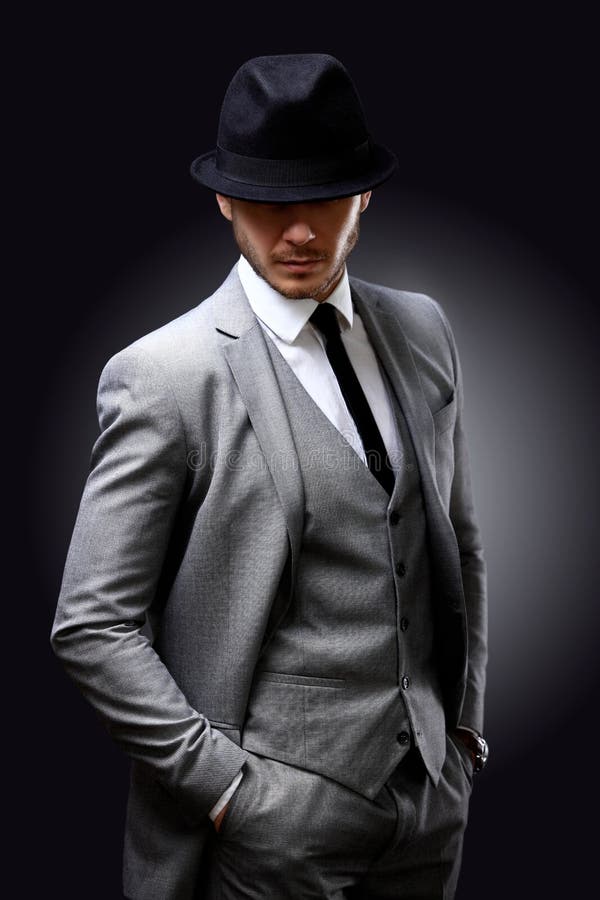 Retrato do homem à moda considerável no terno elegante fotos de stock royalty free Retrato do homem à moda considerável no terno elegante fotos de stock royalty free