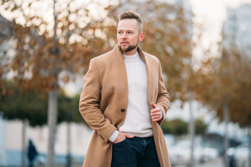 Retrato do homem à moda considerável novo no revestimento elegante foto de stock Retrato do homem à moda considerável novo no revestimento elegante foto de stock