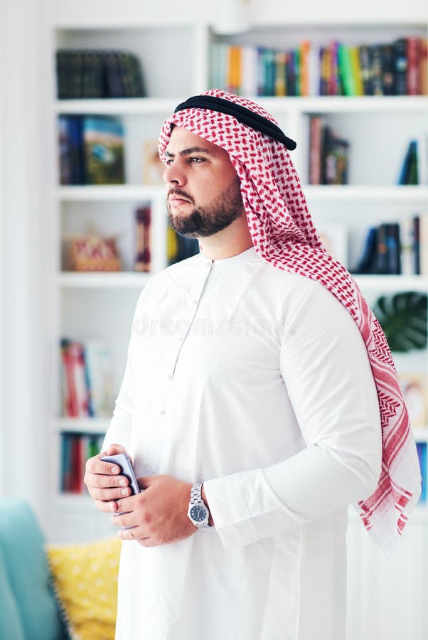 Retrato do homem árabe adulto novo seguro em casa imagem de stock Retrato do homem árabe adulto novo seguro em casa imagem de stock