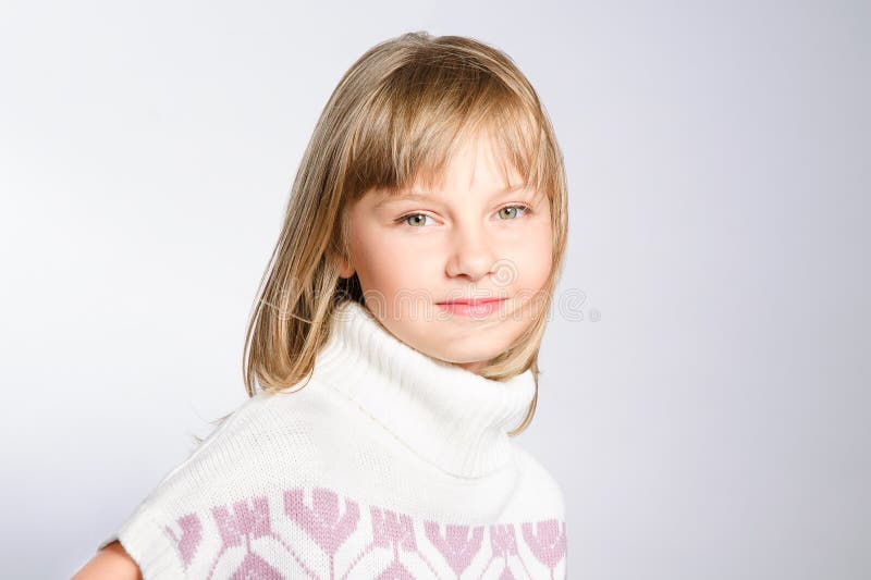Retrato do inverno de uma menina bonita do preteen imagens de stock royalty free Retrato do inverno de uma menina bonita do preteen imagens de stock royalty free