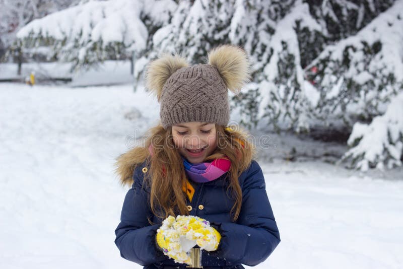 Retrato do inverno de uma menina bonita de sorriso na neve imagem de stock Retrato do inverno de uma menina bonita de sorriso na neve imagem de stock