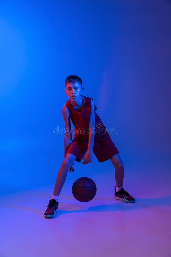 Retrato Do Jogador De Basquete Em Treinamento Em Movimento Isolado Sobre  Fundo Azul Gradiente Em Luz Neonatal. Foto de Stock - Imagem de fundo,  desportista: 235847770