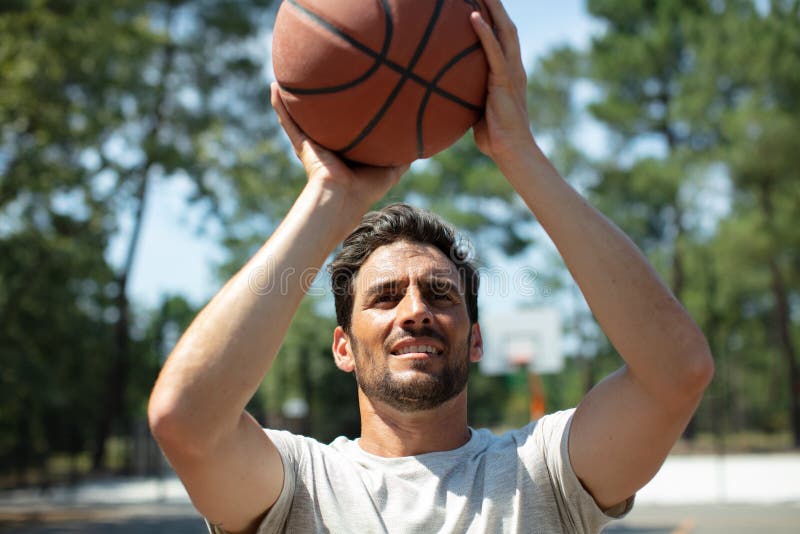 Retrato Do Jogador De Basquete Em Treinamento Em Movimento Isolado Sobre  Fundo Azul Gradiente Em Luz Neonatal. Foto de Stock - Imagem de fundo,  desportista: 235847770