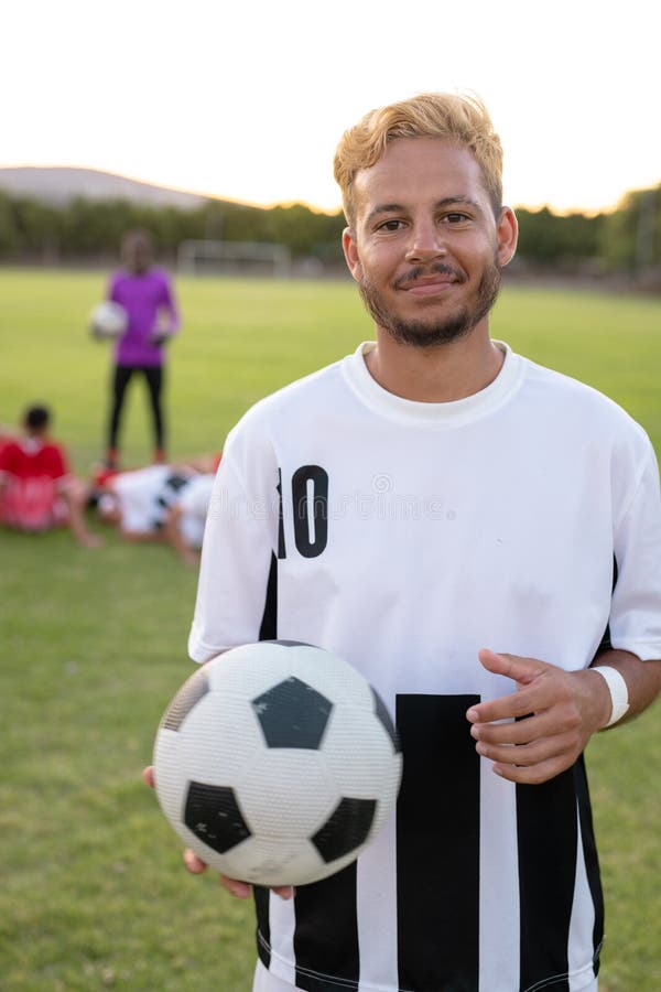 Jogador de futebol de alto ângulo no campo