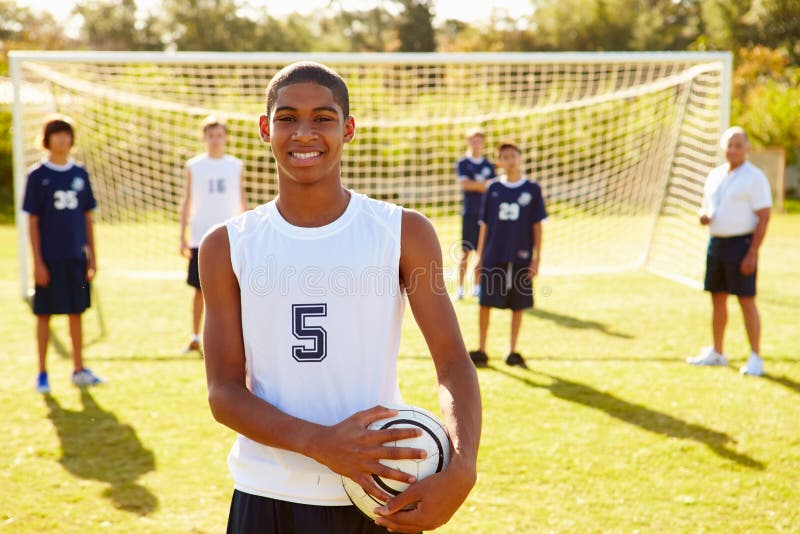 Retrato do jogador na equipe de futebol da High School imagem de stock royalty free Retrato do jogador na equipe de futebol da High School imagem de stock royalty free