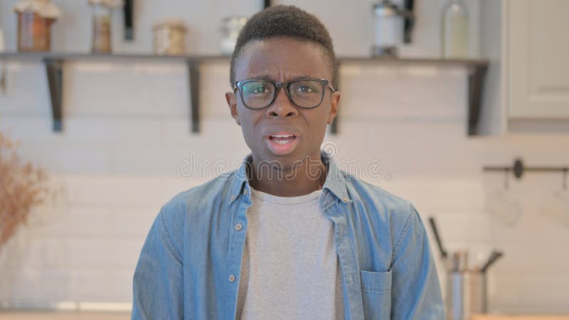 Retrato do jovem africano chocado com a perda fotos de stock