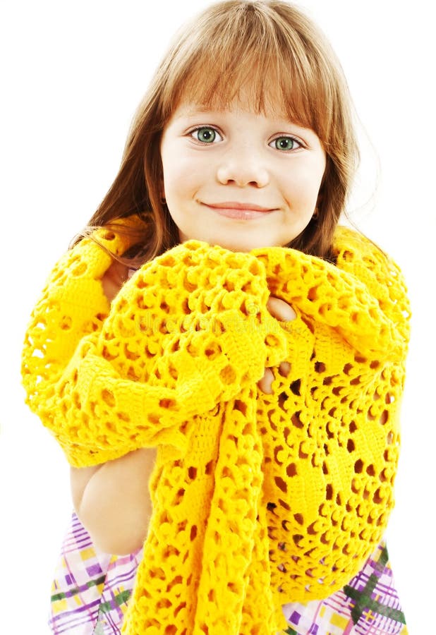 Retrato do lenço desgastando da menina encantadora engraçada foto de stock Retrato do lenço desgastando da menina encantadora engraçada foto de stock