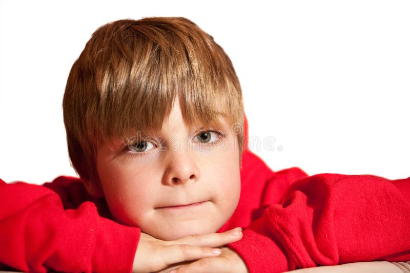 Retrato do menino considerável novo que desgasta o hoodie vermelho imagem de stock royalty free Retrato do menino considerável novo que desgasta o hoodie vermelho imagem de stock royalty free