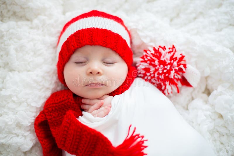 Retrato do Natal do bebê recém-nascido pequeno bonito, vestir sant foto de stock Retrato do Natal do bebê recém-nascido pequeno bonito, vestir sant foto de stock