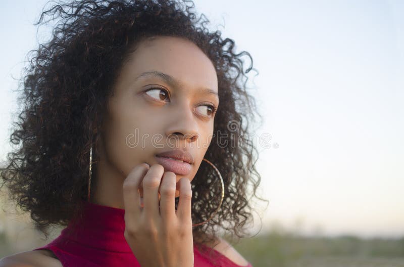 Retrato de uma jovem mulher a pensar fotografia de stock
