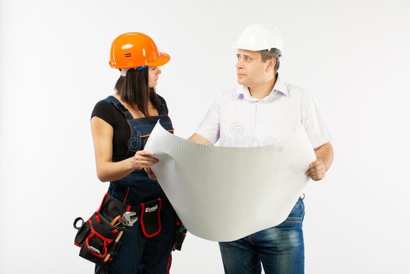 Retrato do plano masculino da construção de Woman Discussing do construtor de And do arquiteto contramestre que guarda o papel de fotografia de stock royalty free Retrato do plano masculino da construção de Woman Discussing do construtor de And do arquiteto contramestre que guarda o papel de fotografia de stock royalty free