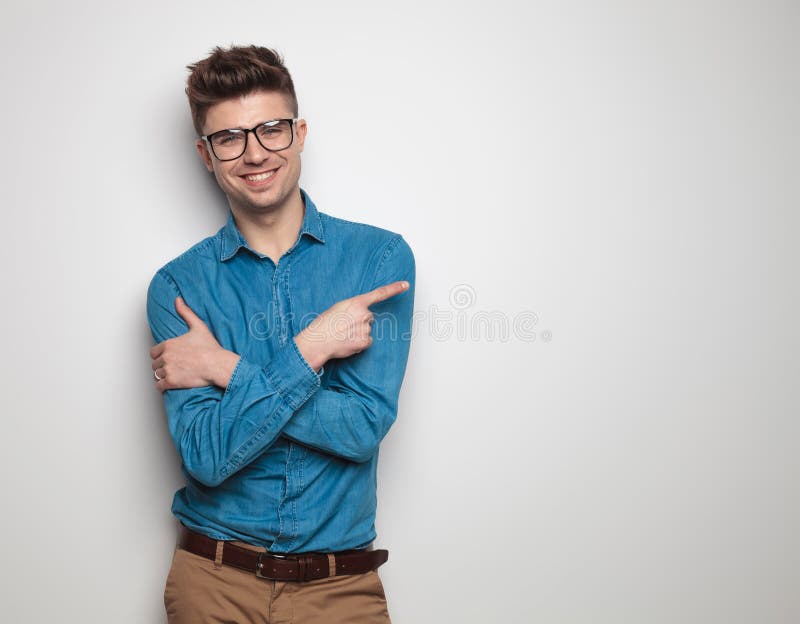 Retrato do sorriso dos óculos de sol do estudante seguro e da probabilidade de intercepção vestindo fotos de stock Retrato do sorriso dos óculos de sol do estudante seguro e da probabilidade de intercepção vestindo fotos de stock
