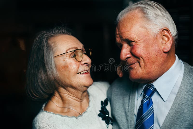 Retrato do sorriso feliz idoso dos pares imagens de stock royalty free Retrato do sorriso feliz idoso dos pares imagens de stock royalty free
