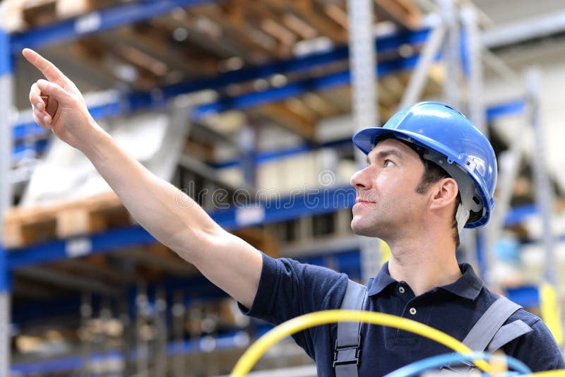 Retrato do trabalhador bem sucedido em uma empresa industrial, no trabalho foto de stock Retrato do trabalhador bem sucedido em uma empresa industrial, no trabalho foto de stock