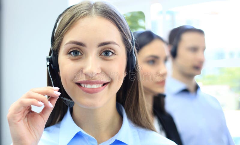 Retrato do trabalhador do centro de atendimento acompanhado de sua equipe Operador de sorriso do apoio ao cliente no trabalho fotografia de stock Retrato do trabalhador do centro de atendimento acompanhado de sua equipe Operador de sorriso do apoio ao cliente no trabalho fotografia de stock