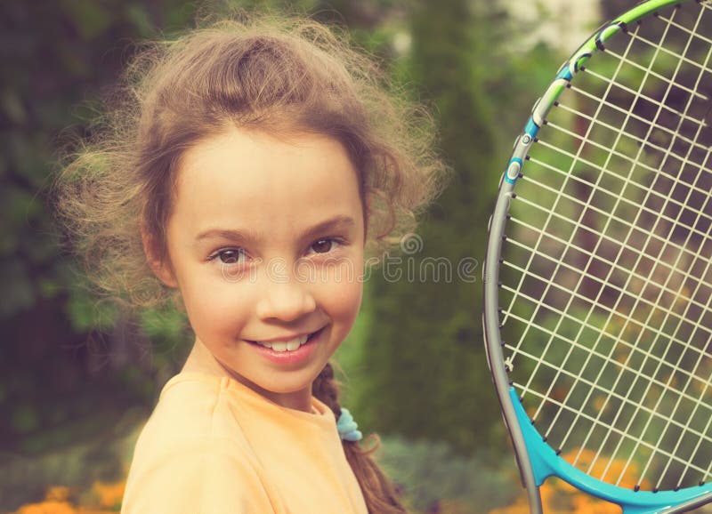 Retrato do vintage da menina bonito que joga o tênis no verão fotografia de stock royalty free Retrato do vintage da menina bonito que joga o tênis no verão fotografia de stock royalty free
