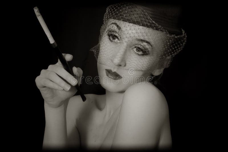 Retrato do vintage da mulher nova bonita no vei imagens de stock Retrato do vintage da mulher nova bonita no vei imagens de stock